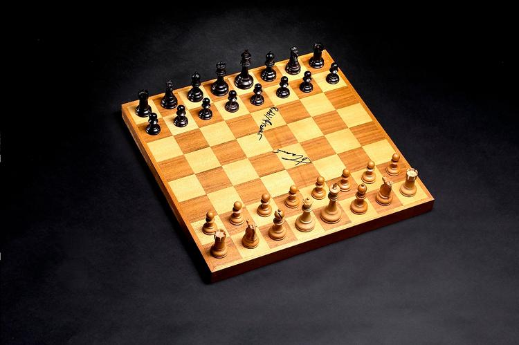 Memorabilia. Både Bobby Fischer og Boris Spasskij har signeret brættet, som i aften ikke nåede sælgers mindstepris på auktion hos Bruun Rasmussen i Bredgade. Der blev brugt tre forskellige brætter under kampen, og i det hele taget fandt spillerne - og særligt Fischer - hele tiden problemer med udstyret. 