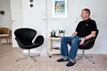 Kopi. Henrik Buus Nielsen har betalt 6.300 kroner stykket for sine uoriginale Svane-stole: »Ved at købe kopier af Svane-stolene har jeg stadig råd til at komme på sommerferie«, siger han. Tidligere har han også købt kopier af lamper og en Corona-stol. Foto: Søren Schnoor 