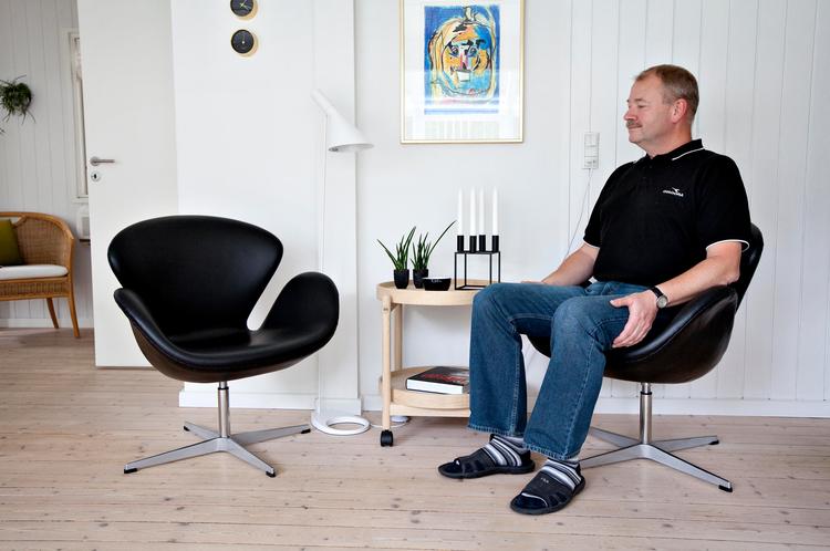 Kopi. Henrik Buus Nielsen har betalt 6.300 kroner stykket for sine uoriginale Svane-stole: »Ved at købe kopier af Svane-stolene har jeg stadig råd til at komme på sommerferie«, siger han. Tidligere har han også købt kopier af lamper og en Corona-stol. Foto: Søren Schnoor 