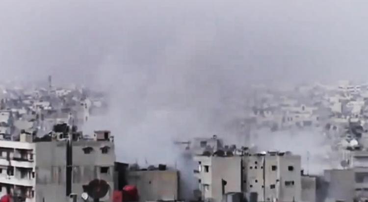 Syrien. Civile er fanget i kampene flere steder i Syrien. Her er det udsmuglede billeder som angiveligt viser et omfattende bombardement af Homs. 