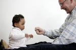 Tegnsprog. Spædbørn med almindelig hørelse kan have stor glæde af at lære at kommunikere med tegn. Her viser Jens Bo Lund tegnet for 'drikke'.
