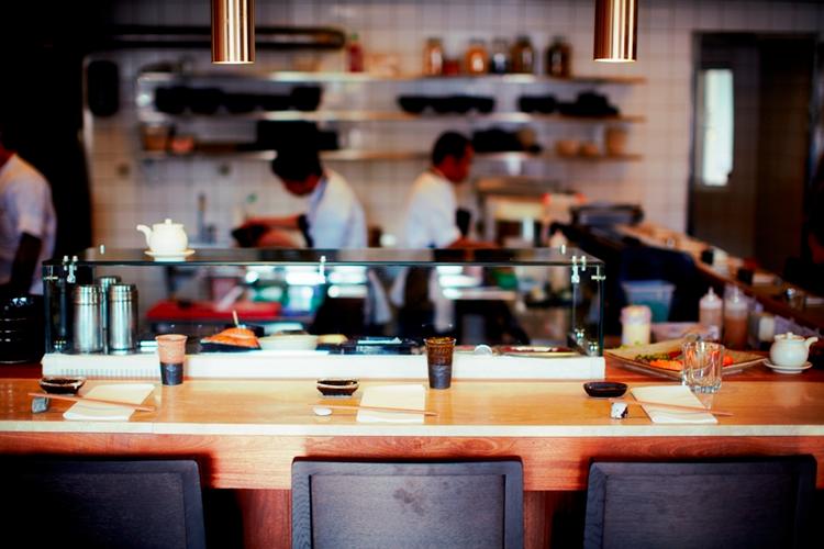 Krostil. Cocktails og mad til rimelige priser, en uhøjtidelig stemning og et hyggeligt interiør i træ er nogle af de elementer, der skal trække kunder til 'Hero'. 