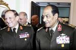 magtovertagelse. Militærrådet i Egypten, der ledes af feltmarskal Hussein Tantawi (th), har i nat givet sig selv beføjelser over landets budgetter. Samtidig mister den kommende præsident kontrol over militæret. 
