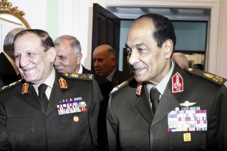 magtovertagelse. Militærrådet i Egypten, der ledes af feltmarskal Hussein Tantawi (th), har i nat givet sig selv beføjelser over landets budgetter. Samtidig mister den kommende præsident kontrol over militæret. 