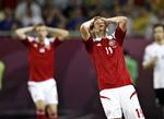 skuffelse. Danmark var afhængig af hollandsk sejr over Portugal, men skulle samtidig selv have point mod Tyskland. Men det lykkedes ikke. 