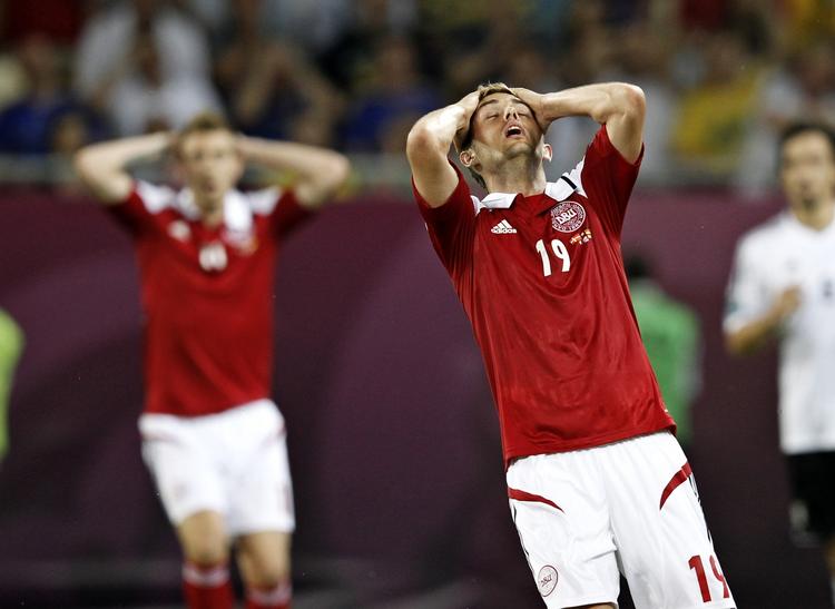 skuffelse. Danmark var afhængig af hollandsk sejr over Portugal, men skulle samtidig selv have point mod Tyskland. Men det lykkedes ikke. 