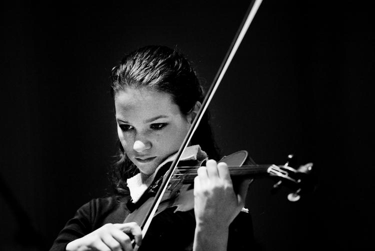 Virtuos. Hilary Hahn tilbage i 2003, da hun stadig gik efter de ultraperfektionistiske. Nu er Hahn gået på jagt efter sin egen stemme. 