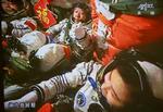 debut. Kinesiske astronauter har i dag bevæget sig mellem to rumfartøjer i kredsløb om Jorden. Det er første gang, kinesere præsterer det. Her er billedet af de tre astronauter i 343 kilometers højde. 