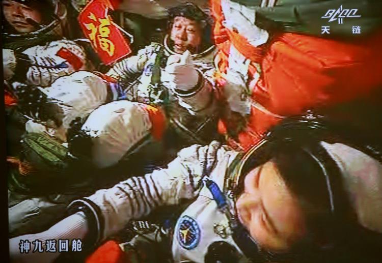 debut. Kinesiske astronauter har i dag bevæget sig mellem to rumfartøjer i kredsløb om Jorden. Det er første gang, kinesere præsterer det. Her er billedet af de tre astronauter i 343 kilometers højde. 