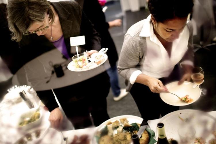 Mabloggere spiser og diskuterer madbloggingens fremtid. 