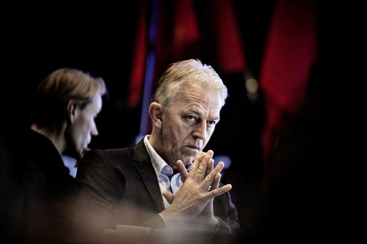 Bekymring. Udenrigsminister Villy Søvndal (SF) minder Egyptens militærstyre om, at de har lovet at overdrage magten til den demokratisk valgte præsident inden udgangen af måneden. 