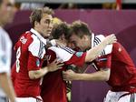 målduo. Nicklas Bendtner (th) lykønsker Michael Krohn-Dehli (midt) med målet mod Tyskland, mens Christian Eriksen jubler med. 