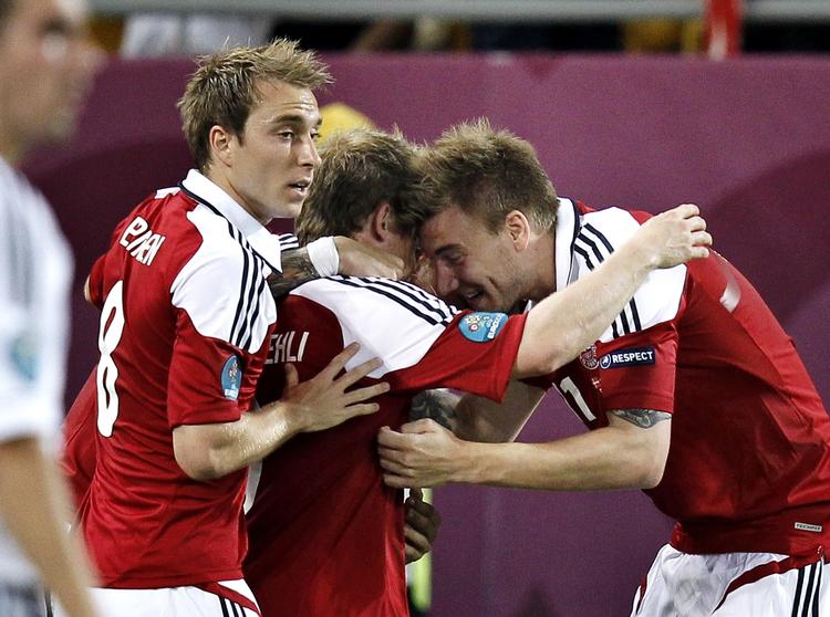 målduo. Nicklas Bendtner (th) lykønsker Michael Krohn-Dehli (midt) med målet mod Tyskland, mens Christian Eriksen jubler med. 