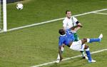 2-0. Et af EM-slutrundens bedste mål scorede Mario Balotelli, da han på akrobatisk vis helflugtede Italien på 2-0. 