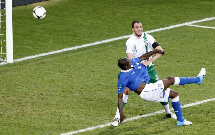 2-0. Et af EM-slutrundens bedste mål scorede Mario Balotelli, da han på akrobatisk vis helflugtede Italien på 2-0. 