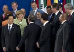 overflade. Selv om der bliver smilet på de officielle billeder fra G20-topmødet i Mexico, så bliver der talt hårdt, og EU-lederne er skydeskiven for udbredt kritik fra de andre ledere fra verdens største økonomier. 
