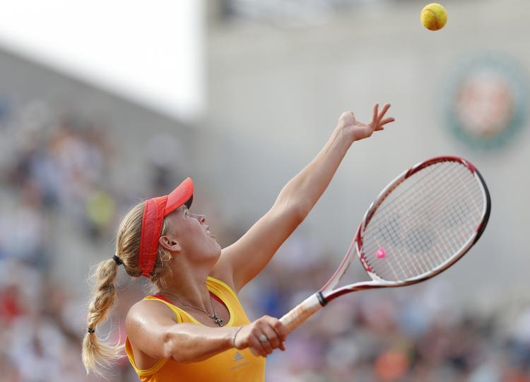 krise? Caroline Wozniacki server i kampen mod Kaia Kenepi, hvor danskeren blev slået ud af esterens satsende spil. 