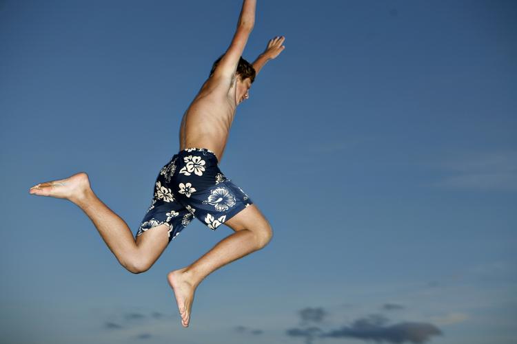 Strandnyt. Den populære strand ved Svanemøllen har fået ny kiosk, omklædning og toiletter. De nye bygninger har åbent kl. 8-22, fra 1.april- 30. september, og desuden er der en livredder på vagt i samme perioder. 