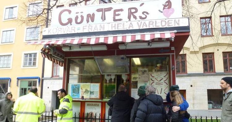 HOTDOG. Folk flokkes omkring Günter's for at smage hans korvar fra hele verden. 