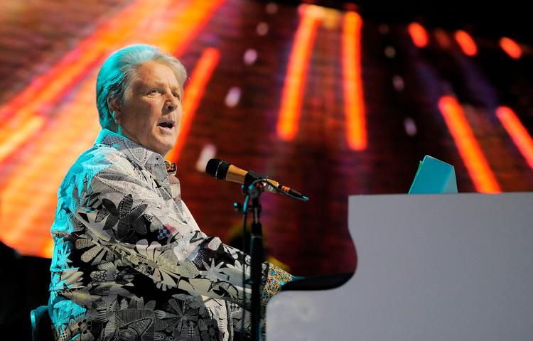 på turné. Brian Wilson og resten af de overlevende i bandet The Beach Boys giver stadig koncerter, bl.a. til august i Aarhus. 