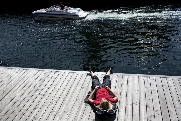 På det store trædæk ved ved Stranden ligger folk og soler, drikker håndbajere eller deler en picnickurv Og med den helt nyåbnede Fortunen er der sat ekstra skub i omårdets udvikling fra anonym zone til hotspot. 