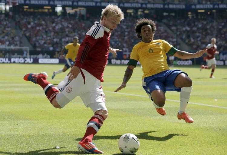 kontrakt. Daniel Wass (tv) i kampen mod Brasilien kort før EM-slutrunden. 
