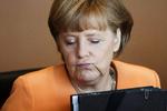 fartbøde. Angela Merkel havde for meget fart på, da hun undlod at informere det tyske parlament i tide om en redningspakke i eurozonen. 