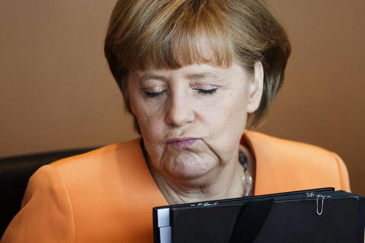 fartbøde. Angela Merkel havde for meget fart på, da hun undlod at informere det tyske parlament i tide om en redningspakke i eurozonen. 