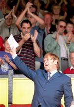 Elton John vil fortsat være Watfordfan, men han vil ikke længere have officiel tilknytning til fodboldklubben. Arkivfoto. 