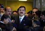 diskvalificeret. Pakistans premierminister Gilani (i midten) er blevet sat fra bestillingen af landets Højesteret. Dommen ventes at kunne kaste landet ud i ny politisk uro. 