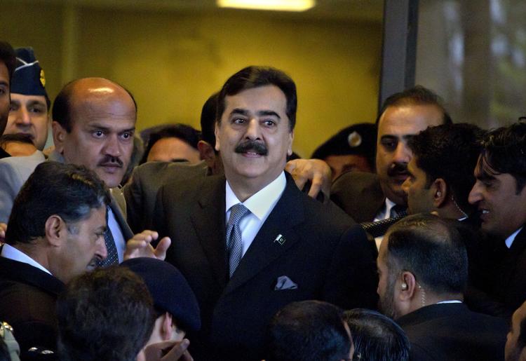 diskvalificeret. Pakistans premierminister Gilani (i midten) er blevet sat fra bestillingen af landets Højesteret. Dommen ventes at kunne kaste landet ud i ny politisk uro. 