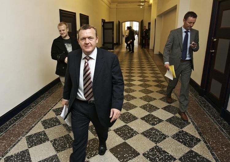 Skatteforhandlinger. Venstres partileder Lars Løkke Rasmussen har 18 afløsere i partiet, der kan forhandle skat på oppositionspartiets vegne, mener Socialdemokraterne. 