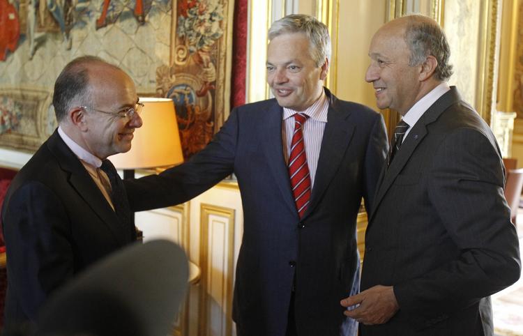 Håbefuld. Bernard Cazeneuve (til venstre) frygter ikke skatteflugt fra Frankrig. Her er han i selskab med udenrigsministrene fra Frankrig, Laurent Fabius (til højre), og Belgien, Didier Reynders. 