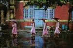 Alt andet end et snapshot!  Hver dag gik nonnerne en tur gennem den tidligere hovedstad Rangoon i Burma - og Steve McCurry fulgtes med dem i flere dage for at få præcis dette billede. 1994. 
