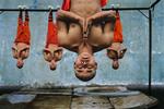 Kinesiske Shaolin-munke, kendt for deres exceptionelle styrke og kampteknik, træner i klosteret i Zhengzhou, 2004. 