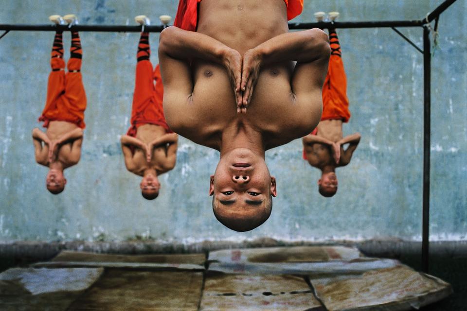 Kinesiske Shaolin-munke, kendt for deres exceptionelle styrke og kampteknik, træner i klosteret i Zhengzhou, 2004. 