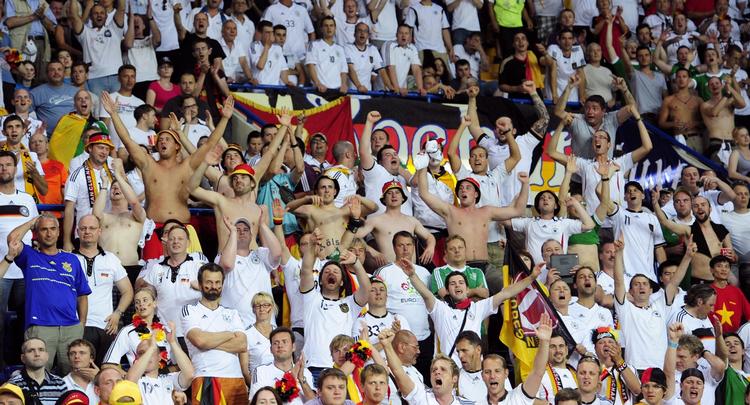 Fredeligt. Langt størstedelen af de tyske fans kommer på stadion for at se fodbold og feste, men der er brodne kar. 