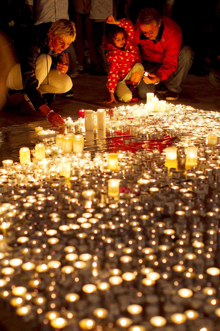 Post-ondskab. Nordmændene tænder lys i Oslo efter Breiviks terrorhandling. Arkivfoto: Matt Dunham 