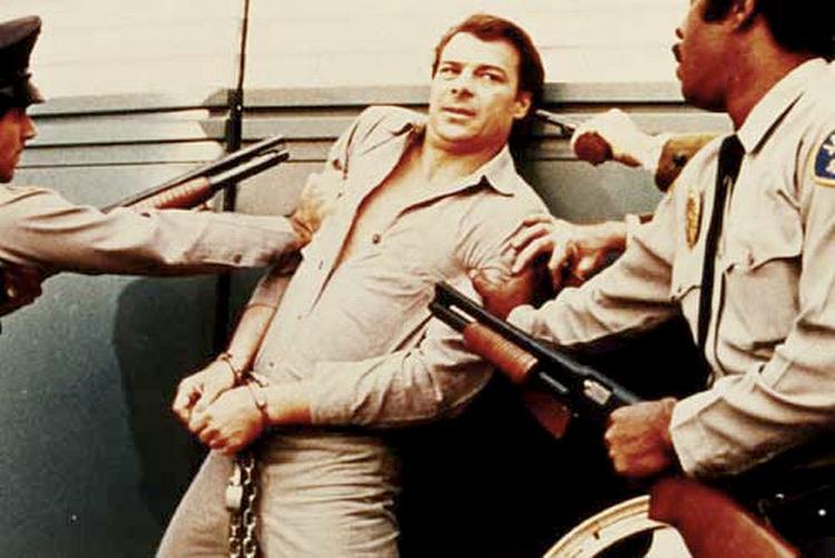 Omringet.  Carpenters hyldest til både John Wayne og zombiefilm er tydelig i 'Sidste nat på Station 13', hvor stille mænd med rifler er strandet i et hus omringet af mordere. 