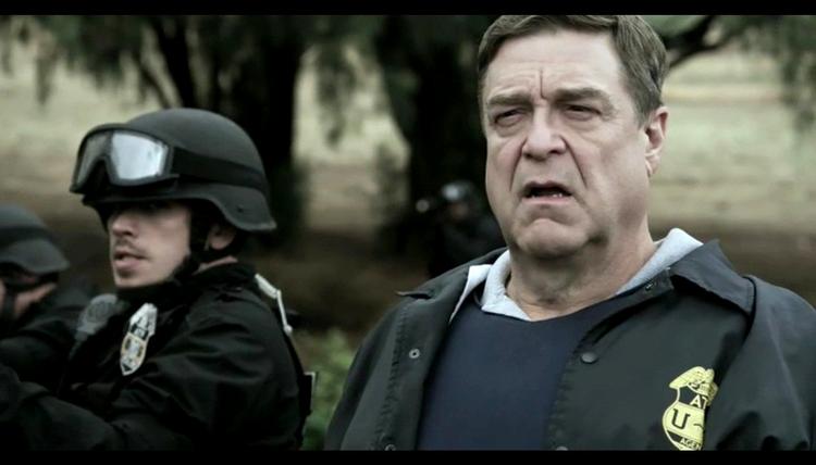 Homohad. John Goodman er agenten, der skal opklare kristne fanatikeres drab på homoseksuelle i Kevin Smiths vellykkede forsøg i en for ham helt ny genre. 