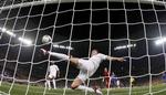 Inde. John Terry kom en anelse for sent i sin redningsaktion, men slap med skrækken. 