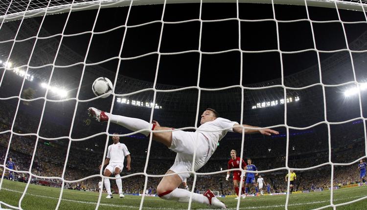 Inde. John Terry kom en anelse for sent i sin redningsaktion, men slap med skrækken. 