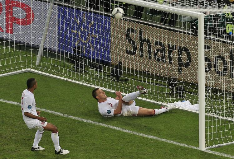 Øjeblikket. John Terry kom et nanosekund for sent til bolden, som var helt bag linjen. 
