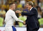 Tak. Wayne Rooney får et klap på skulderen af manager Roy Hodgson. 