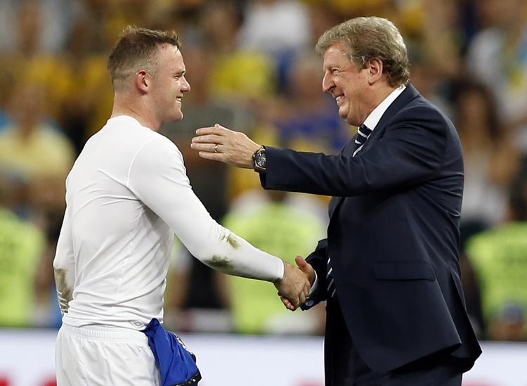 Tak. Wayne Rooney får et klap på skulderen af manager Roy Hodgson. 