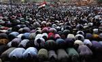 DEMONSTRATION. Støtter af Det Muslimske Broderskab demonstrer på Tahrirpladsen mod det militærråd, der i øjeblikket har kontrollen over Egypten. Midt under demonstrationen opstod rygter om, at Mubarak var død. 