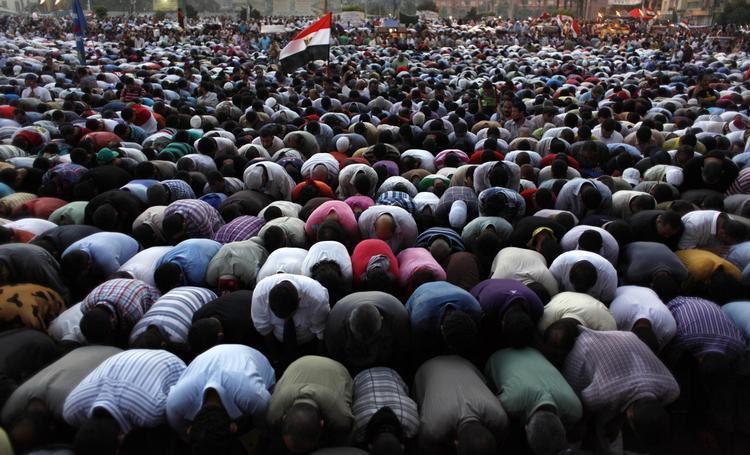 DEMONSTRATION. Støtter af Det Muslimske Broderskab demonstrer på Tahrirpladsen mod det militærråd, der i øjeblikket har kontrollen over Egypten. Midt under demonstrationen opstod rygter om, at Mubarak var død. 