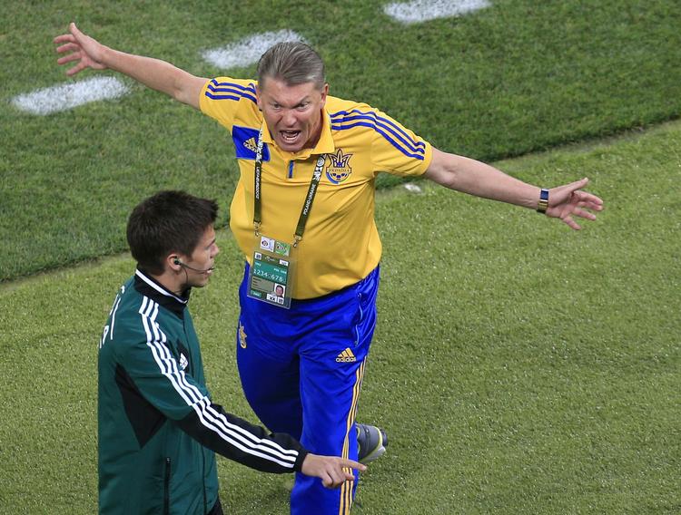 overhaling. Ukraines træner Oleg Blokhin (th) tændte af over for omgivelserne efter værtsholdets exit fra EM og et kontroversielt ikke-mål til Ukraine. 