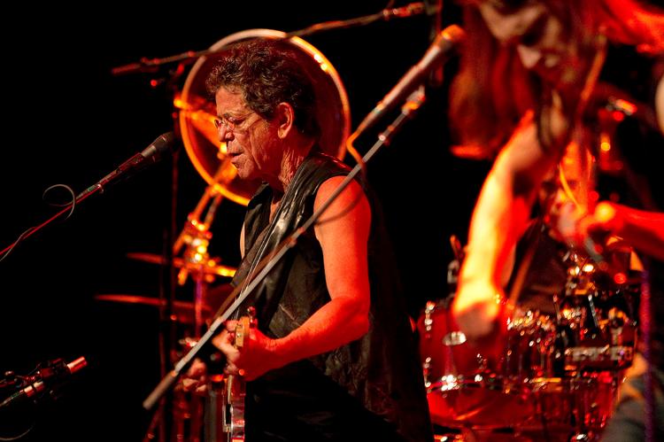 Vejrbidt. De mange år i rock'n'roll-branchen har ikke været omkostningsfrie for Lou Reed. Men staminaen er der endnu. Han rocker! 