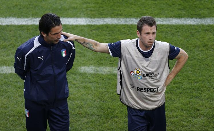 Macho. Den italienske angriber Antonio Cassano (th.) udtalte for nylig på et pressemøde: »Svanser på vores hold? Det håber jeg ikke«. 